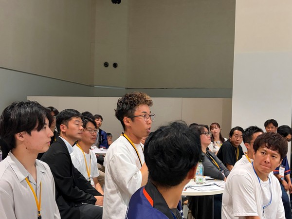 輪になって座り、話し手のほうへ体を向けて聞き入る参加者たち