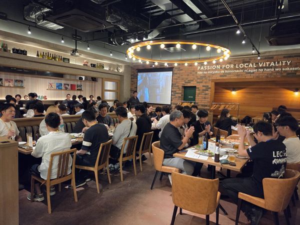 会場全体で歓談する懇親会の様子