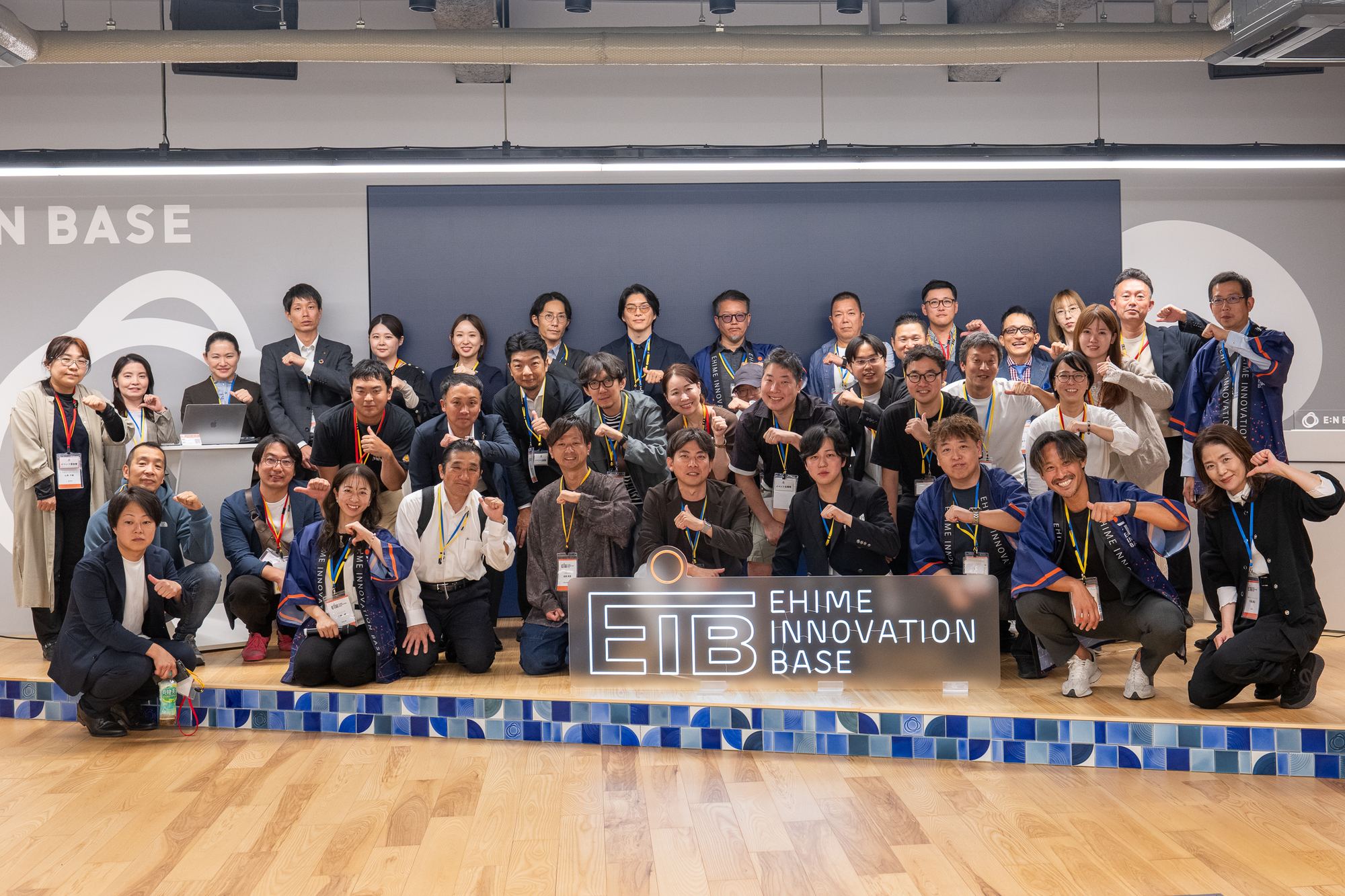 E:N BASEのステージ前に並んだ参加者の集合写真