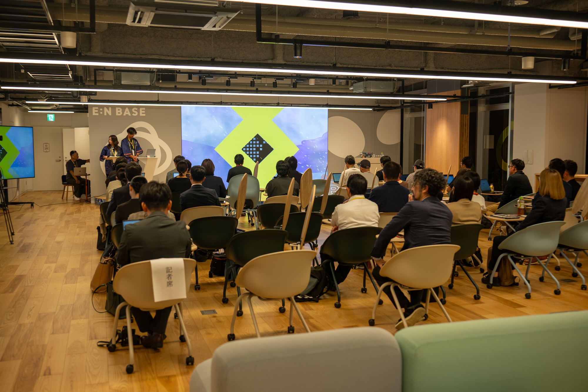 E:N BASEの会場で講演を聞く参加者