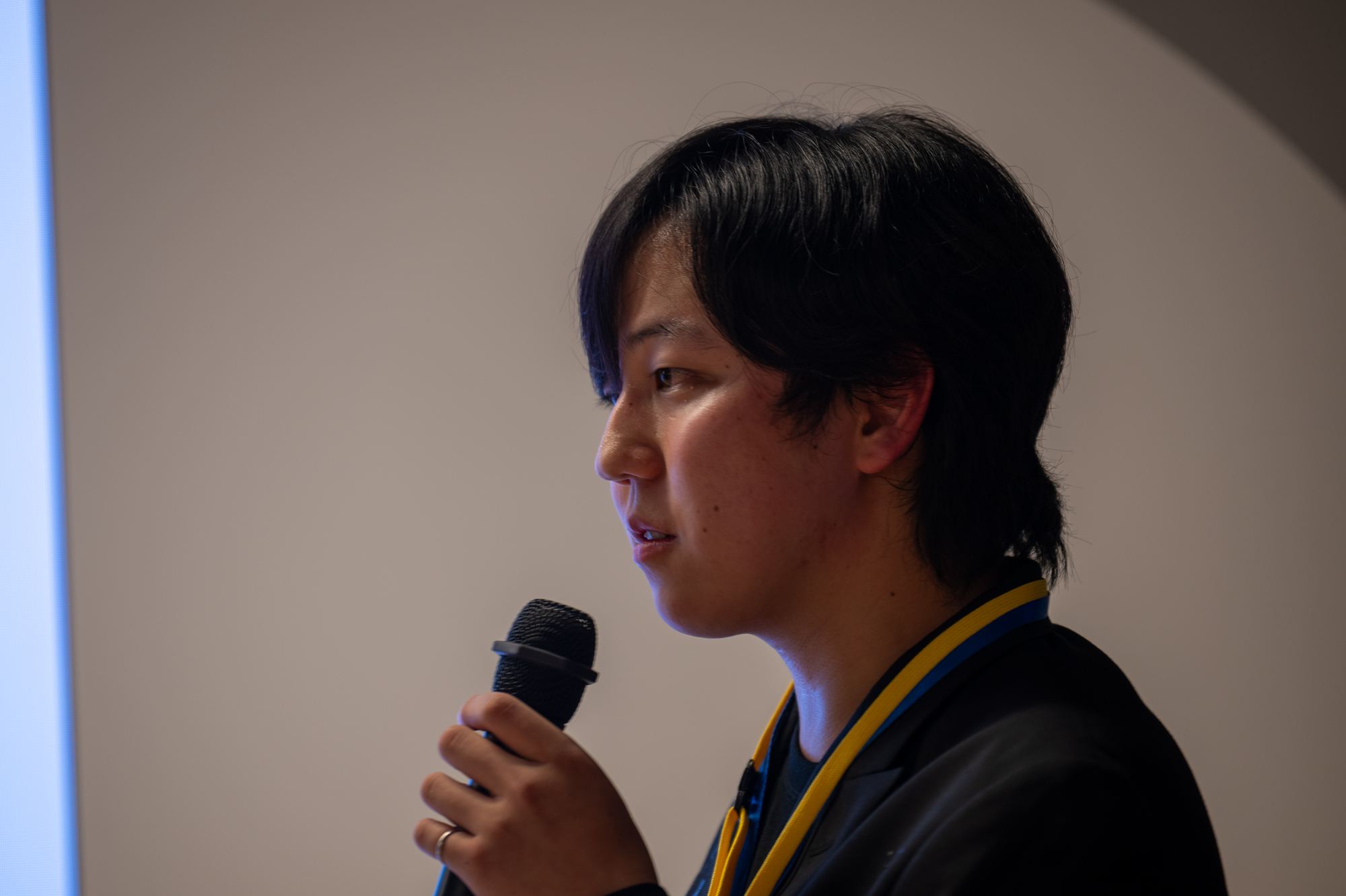 マイクを持って話すはれさん